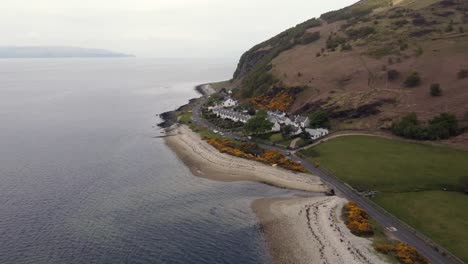 Vista-Aérea-De-La-Ciudad-Escocesa-De-Catacol-En-La-Isla-De-Arran-En-Un-Día-Nublado,-Escocia