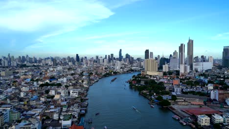ciudad inteligente. distrito financiero, edificios rascacielos, y el río chao phraya. área del centro de bangkok con cielo azul al mediodía, tailandia. 4k cityscape vdo
