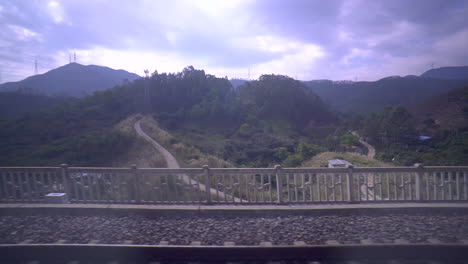 Blick-Auf-Die-Landschaft-Auf-Der-Hochgeschwindigkeitsstrecke,-Wenn-Der-Zug-Den-Tunnel-Verlässt---Von-Hongkong-West-Kowloon-Nach-Chaoshan-In-China