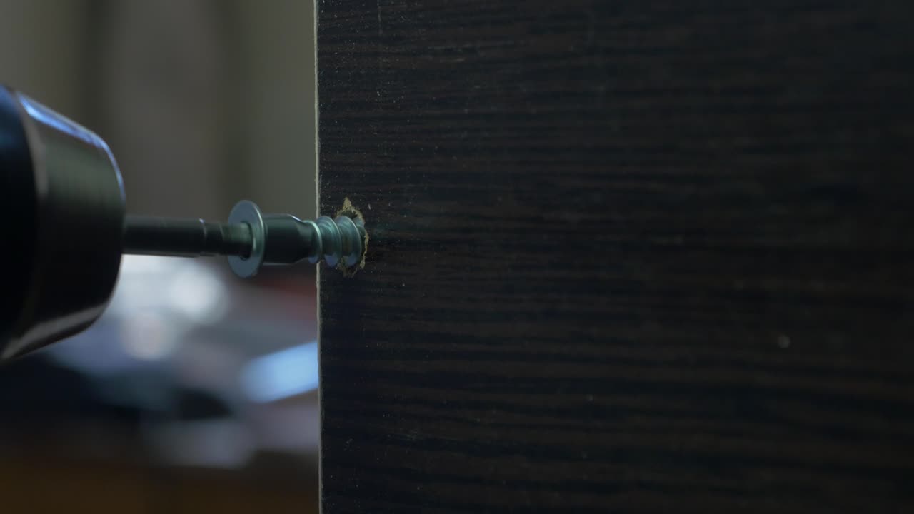 ensamblaje de muebles con taladro y tornillos