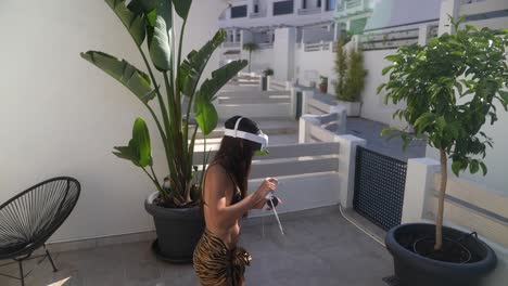 mujer jugando a la realidad virtual en un patio
