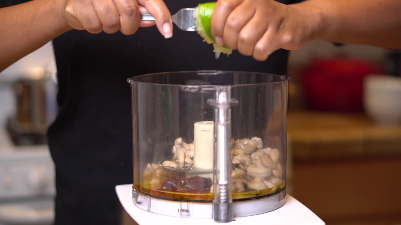 볶은 고추와 캐슈 딥 또는 소스 조리법 위에 라임 주스를 짜내십시오 - 고립