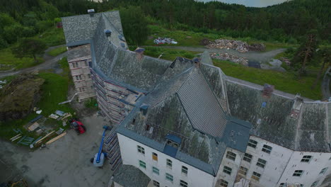 vista aérea del antiguo sanatorio de asilo embrujado luster, sogn, noruega