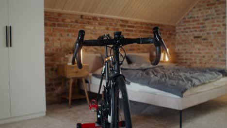 ciclismo en un dormitorio moderno