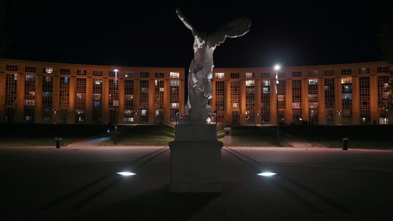 건물 중앙에 있는 동상, 몽펠리에 - 프랑스