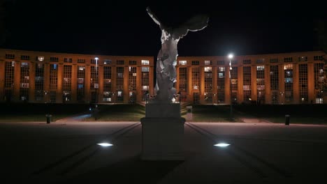 una estatua en el centro de los edificios, montpellier - francia