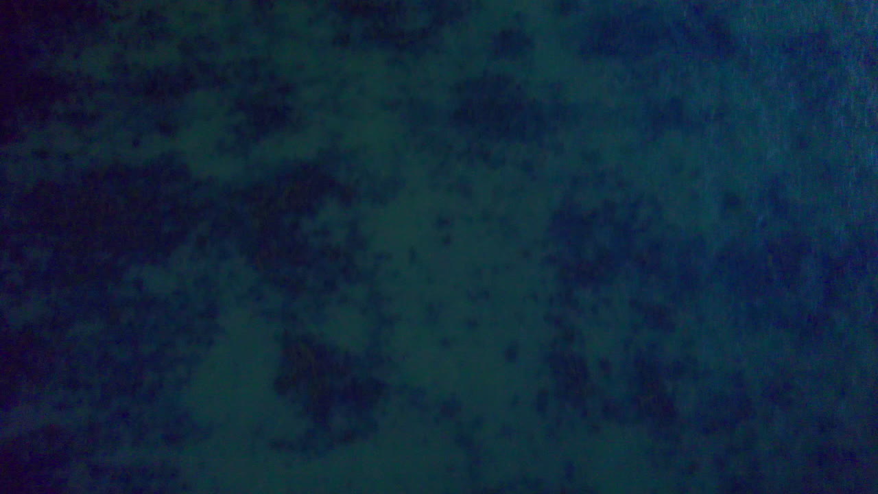 vista de avión no tripulado del río san lorenzo a lo largo de la costa en gaspésie