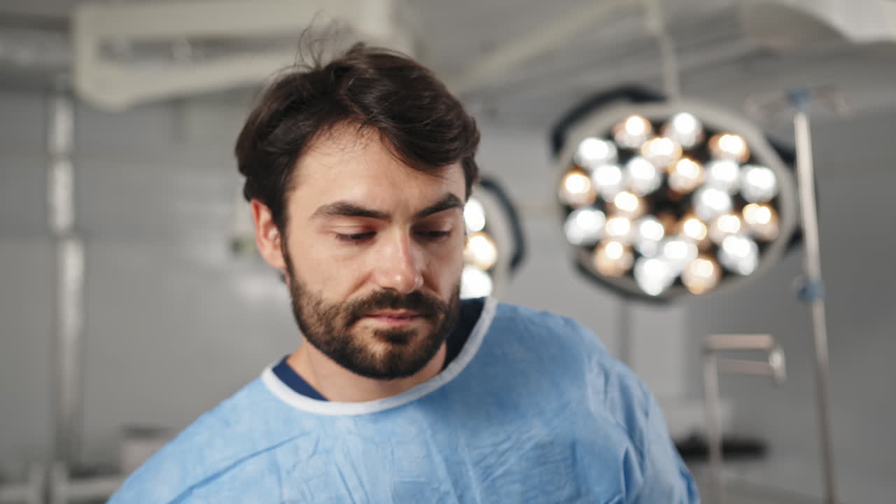 Chirurgo che si prepara per l'operazione