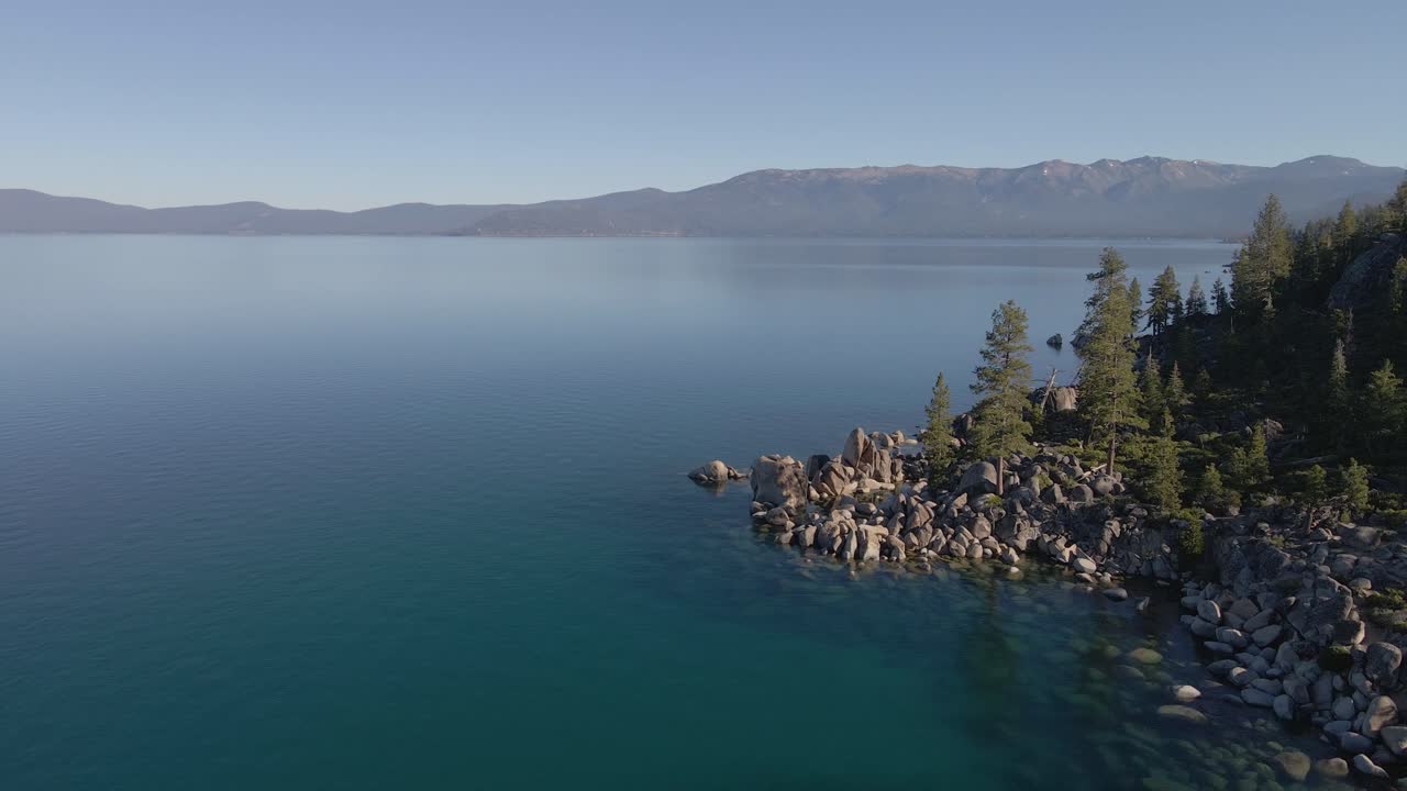 레이크 타호 (lake tahoe) - 네바다 북부 캘리포니아의 해안가에 있는 바위들의 4k 항공 드론 영상.