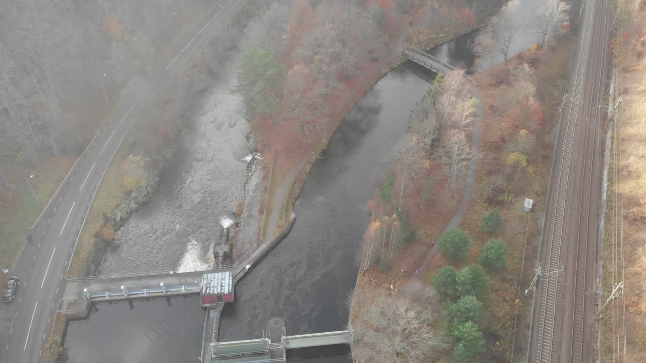 강에서 작은 수력 발전 댐의 공중 촬영, 높은 각도 프레임 채우기