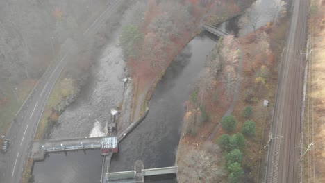 Toma-Aérea-De-Una-Pequeña-Represa-Hidroeléctrica-En-El-Río,-Relleno-De-Marco-De-ángulo-Alto