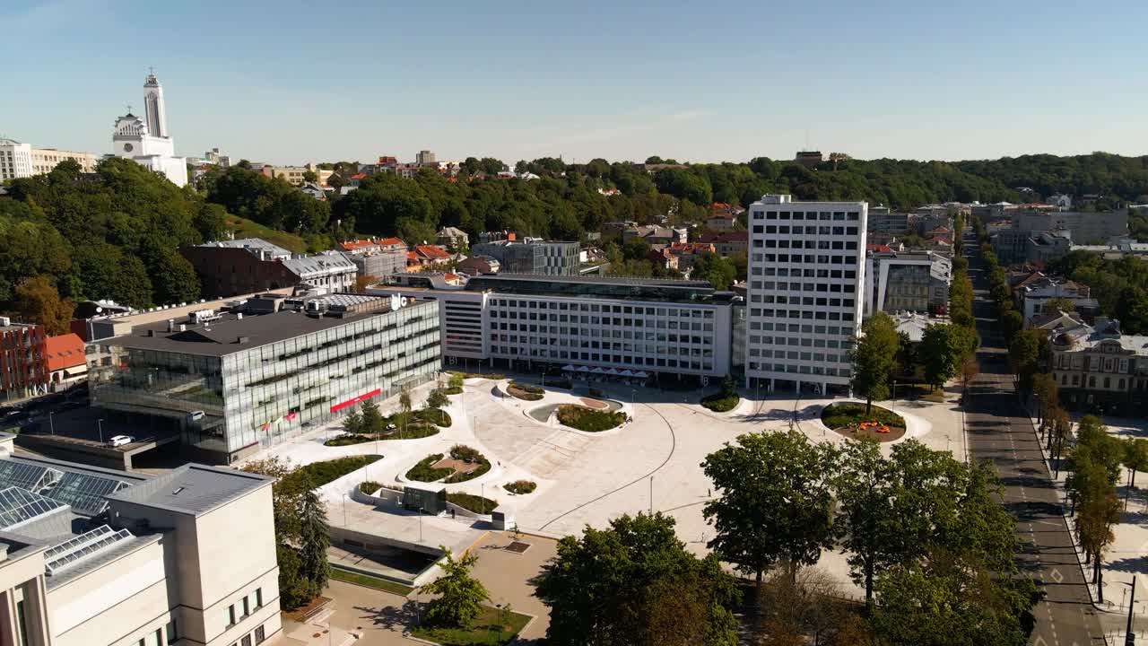 Tomada aérea da Praça da Unidade em Kaunas, na Lituânia, em um dia ensolarado de verão