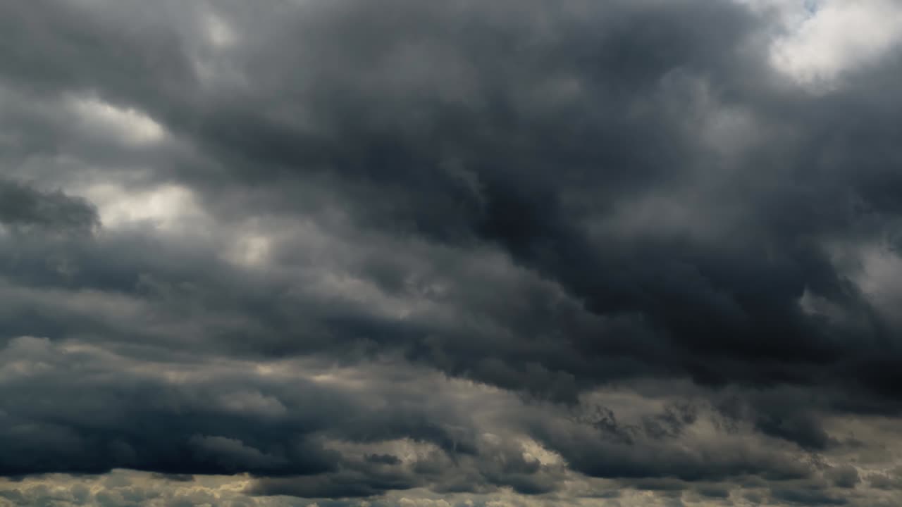 hermoso cielo oscuro dramático con nubes tormentosas el tiempo transcurre antes de la lluvia