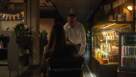 celebración de cumpleaños en una oficina moderna