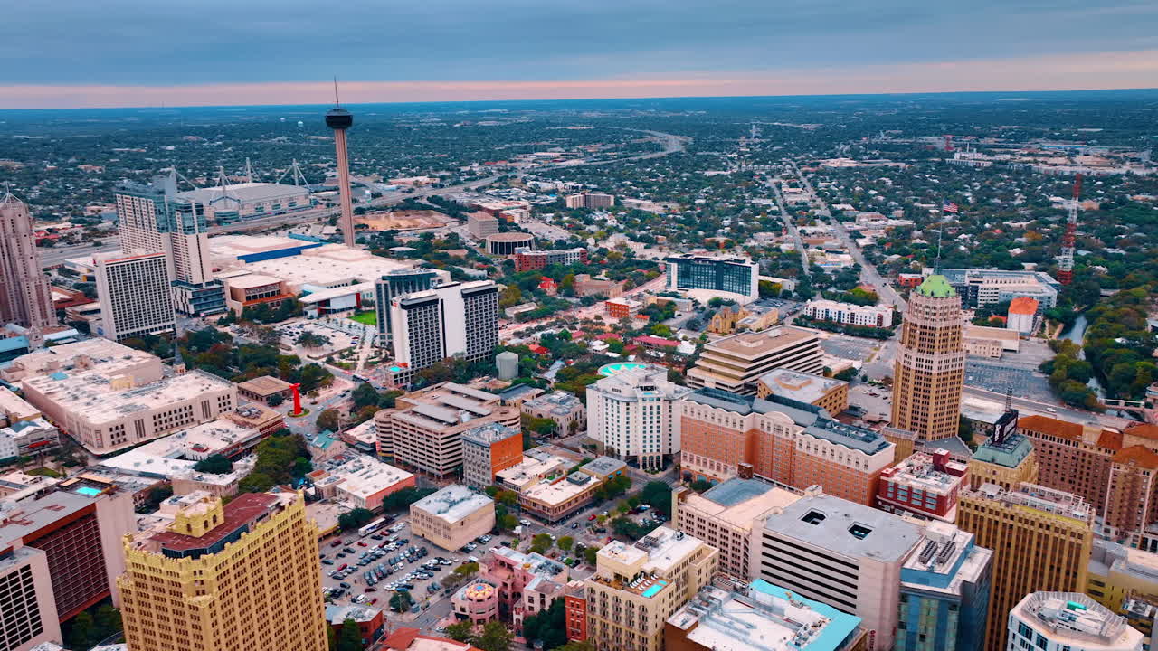 San Antonio (EE. UU.), 14 de agosto de 2025: vista panorámica aérea del centro de San Antonio. Vista a gran altura del centro de la ciudad de San Antonio con lugares emblemáticos y barrios circundantes