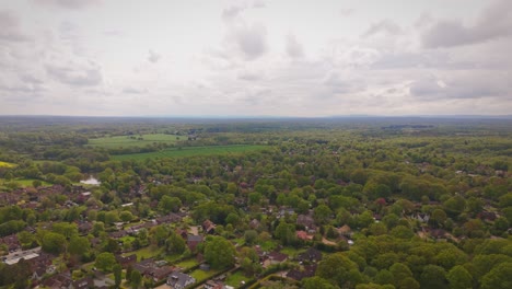 tomada de un avión no tripulado del campo residencial inglés