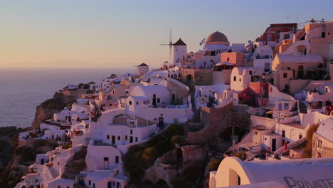 Weiße-Gebäude-Und-Windmühlen-Säumen-In-Der-Dämmerung-Die-Hänge-Der-Griechischen-Insel-Santorini