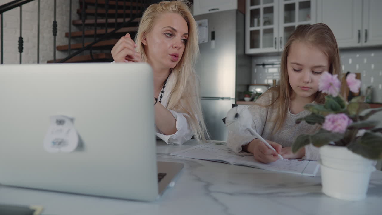 어머니 와 딸 이 함께 숙제를 하고 있다