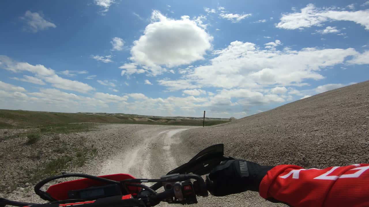 dirtbike pov nell'area di guida di colline e valli