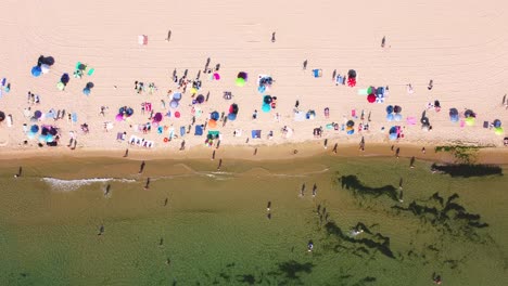 Clip-De-Drone-Aéreo-De-4k-Sobre-Una-Exótica-Playa-De-Arena-Dorada-En-Sunny-Beach,-Bulgaria