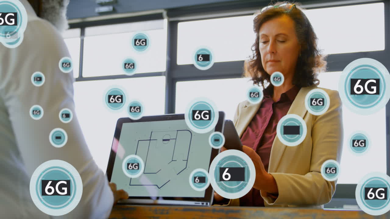 animación de múltiples textos 6g en círculos sobre diversos compañeros de trabajo usando portátiles y teléfonos móviles en la oficina