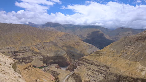 paisajes de colinas montañosas secas en el alto mustang, nepal