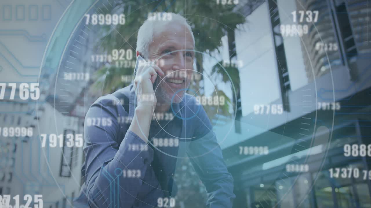 animación de números cambiantes sobre un hombre mayor usando un teléfono inteligente