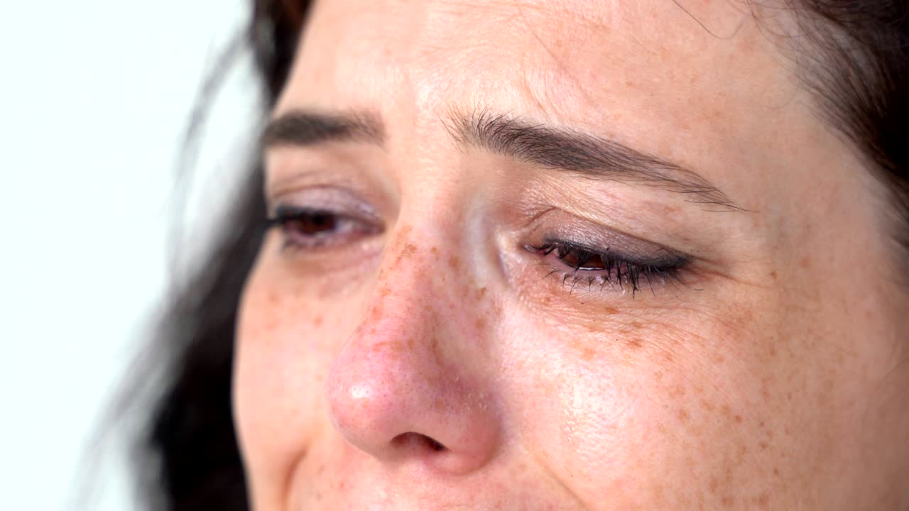triste mujer abusada con ojos marrones llorando
