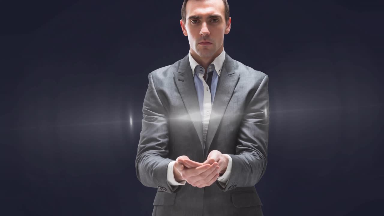 анимация светящегося пятна света над руками бизнесмена на сером фоне