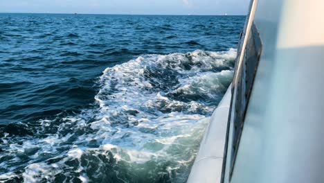 olas salpicando al lado del barco -aventura en el océano -cerrar