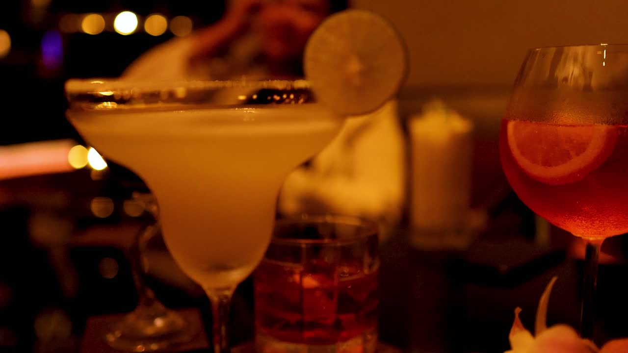 Coquetéis coloridos num ambiente vibrante de Bangkok