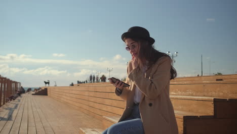 mujer usando el teléfono en el parque
