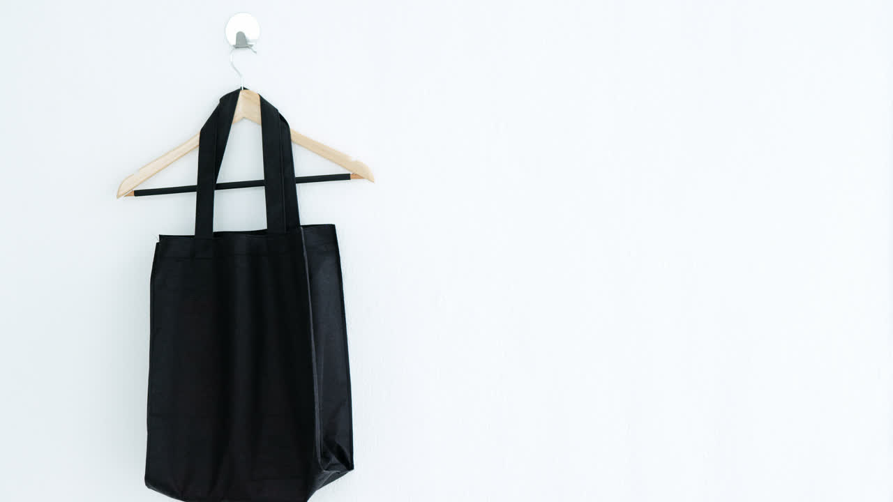 ⁇ 색 벽에 매달린  ⁇ 드백과  ⁇ 러