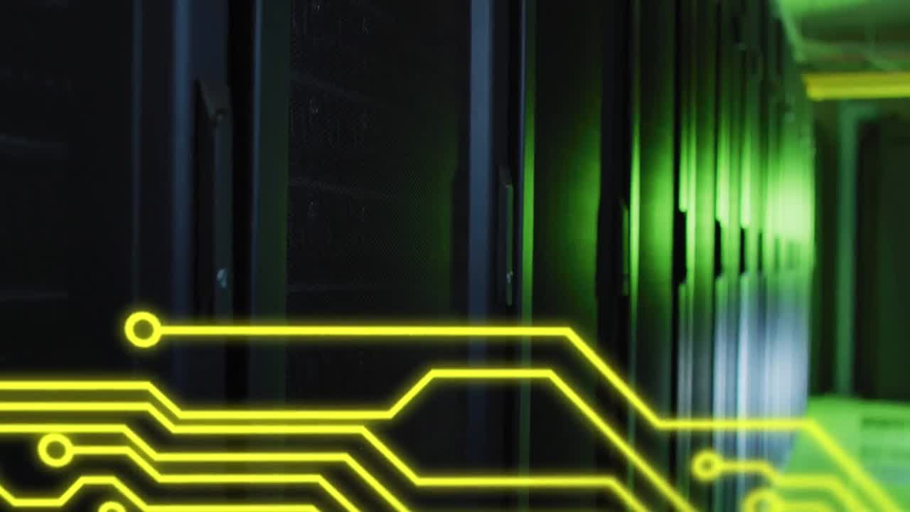 animación de la placa de circuito sobre la sala de tecnología con servidores informáticos