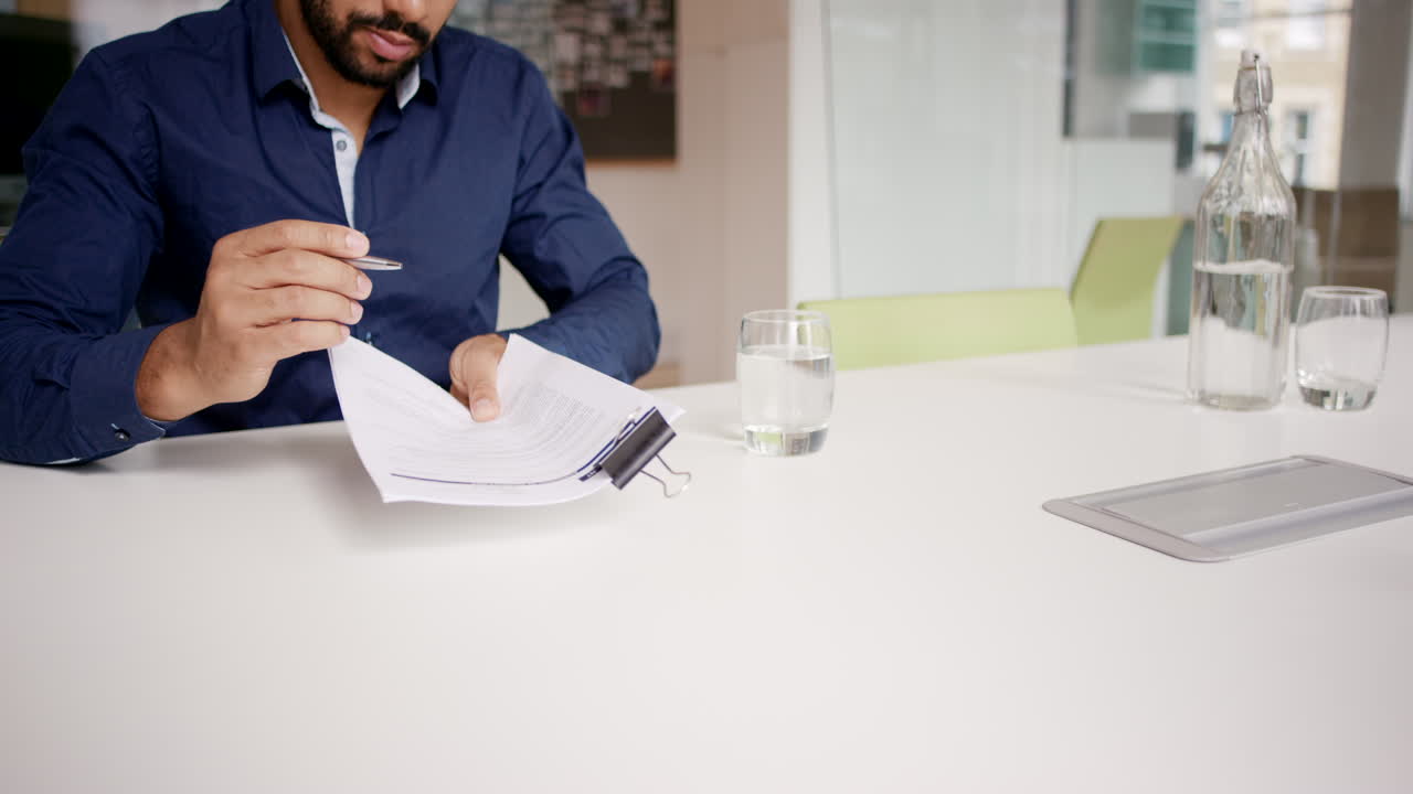 reunión de negocios y firma de documentos