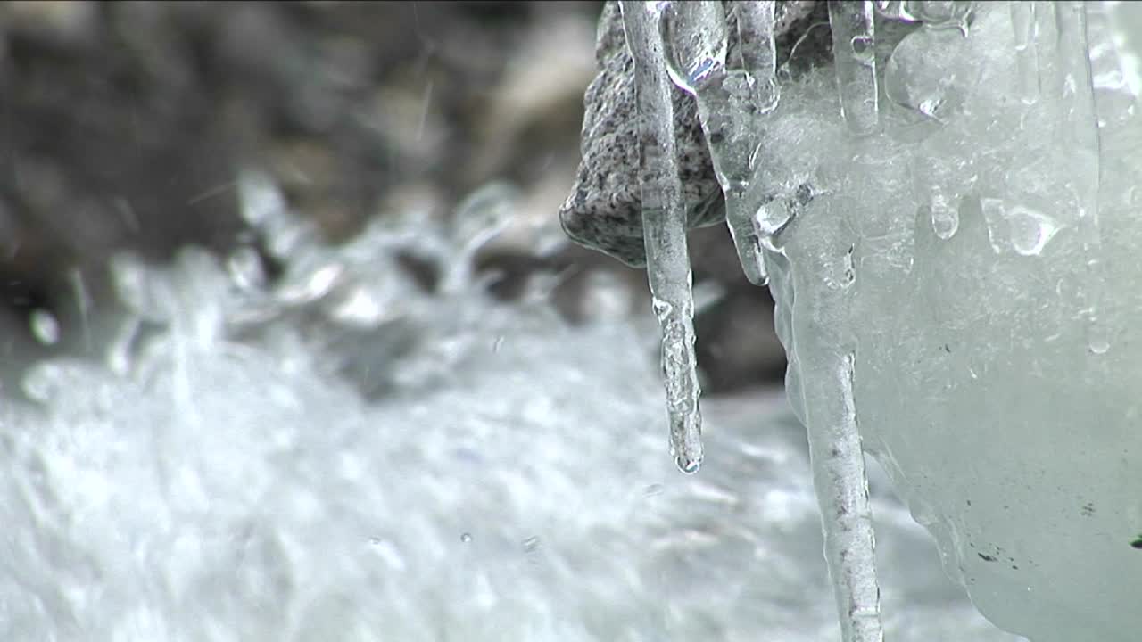 вода стекает с сосулек вода проносится мимо