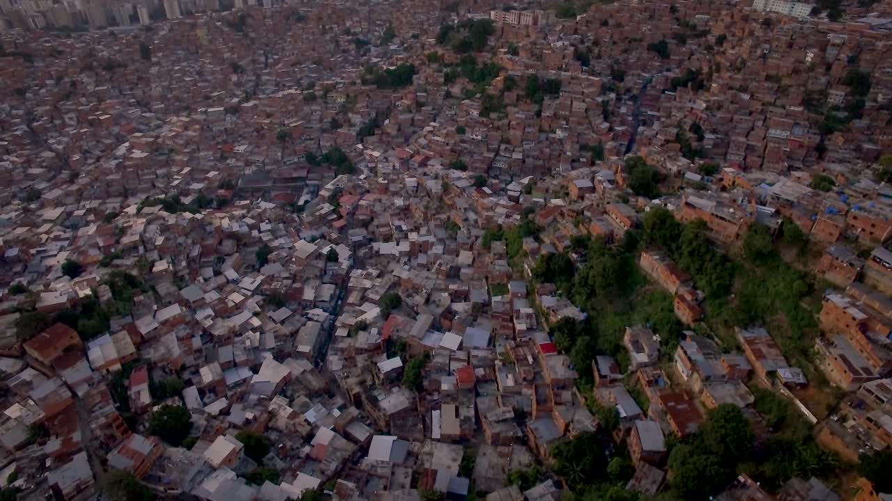 desde la vista superior del barrio pobre de petare, en caracas, venezuela