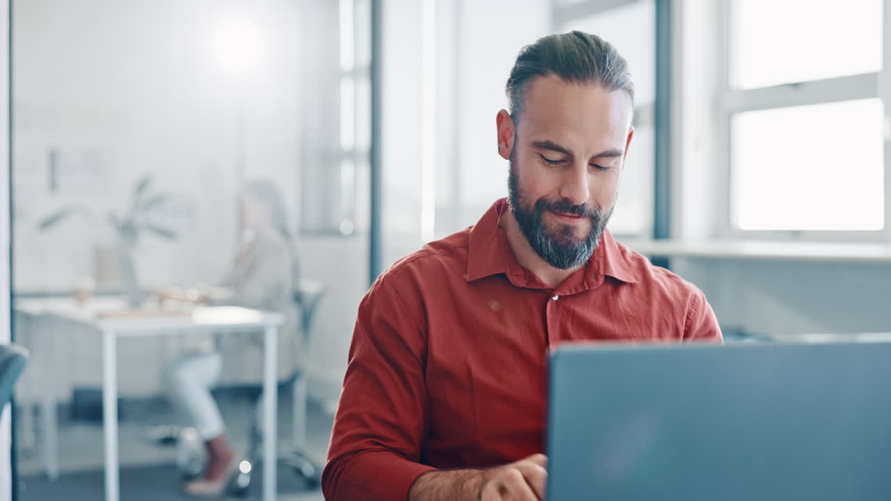 hombre de negocios, portátil o manos detrás de la cabeza en relajarse