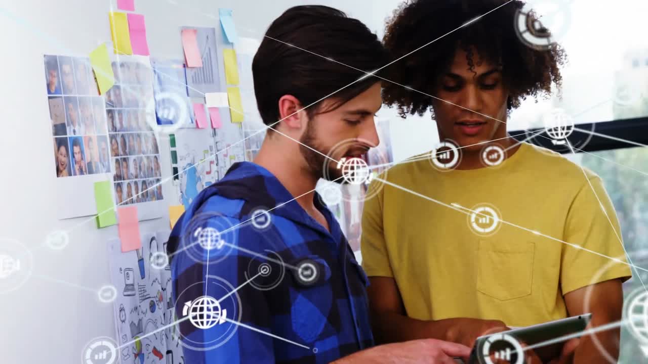 animación de una red de iconos digitales sobre dos hombres diversos discutiendo sobre una tableta digital en la oficina