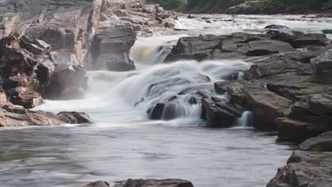 Ein-Wilder-Fluss-Stürzt-Durch-Das-Felsige-Flussbett