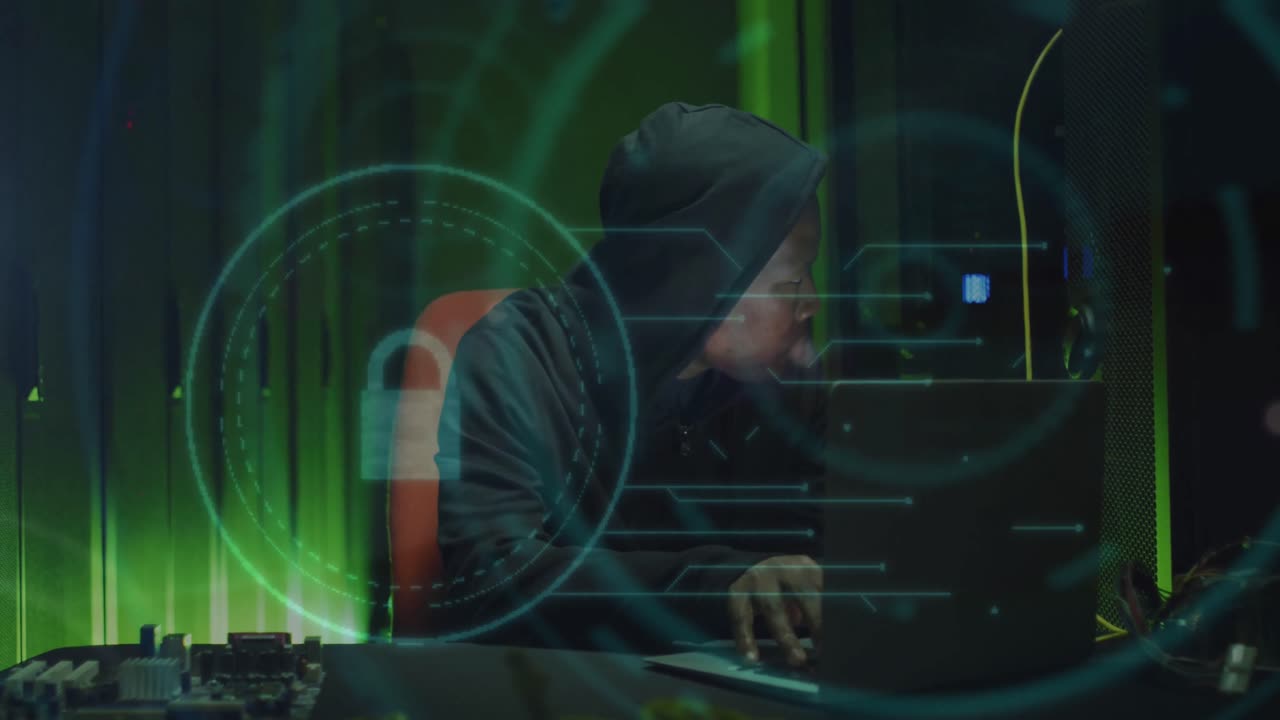 animación del icono del candado sobre un hacker afroamericano usando una computadora portátil