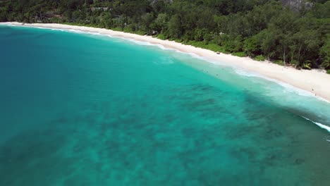 Mahe-Seychellen-Rückwärts-Drohnenaufnahme-Des-Wunderschönen-Intentionsstrandes