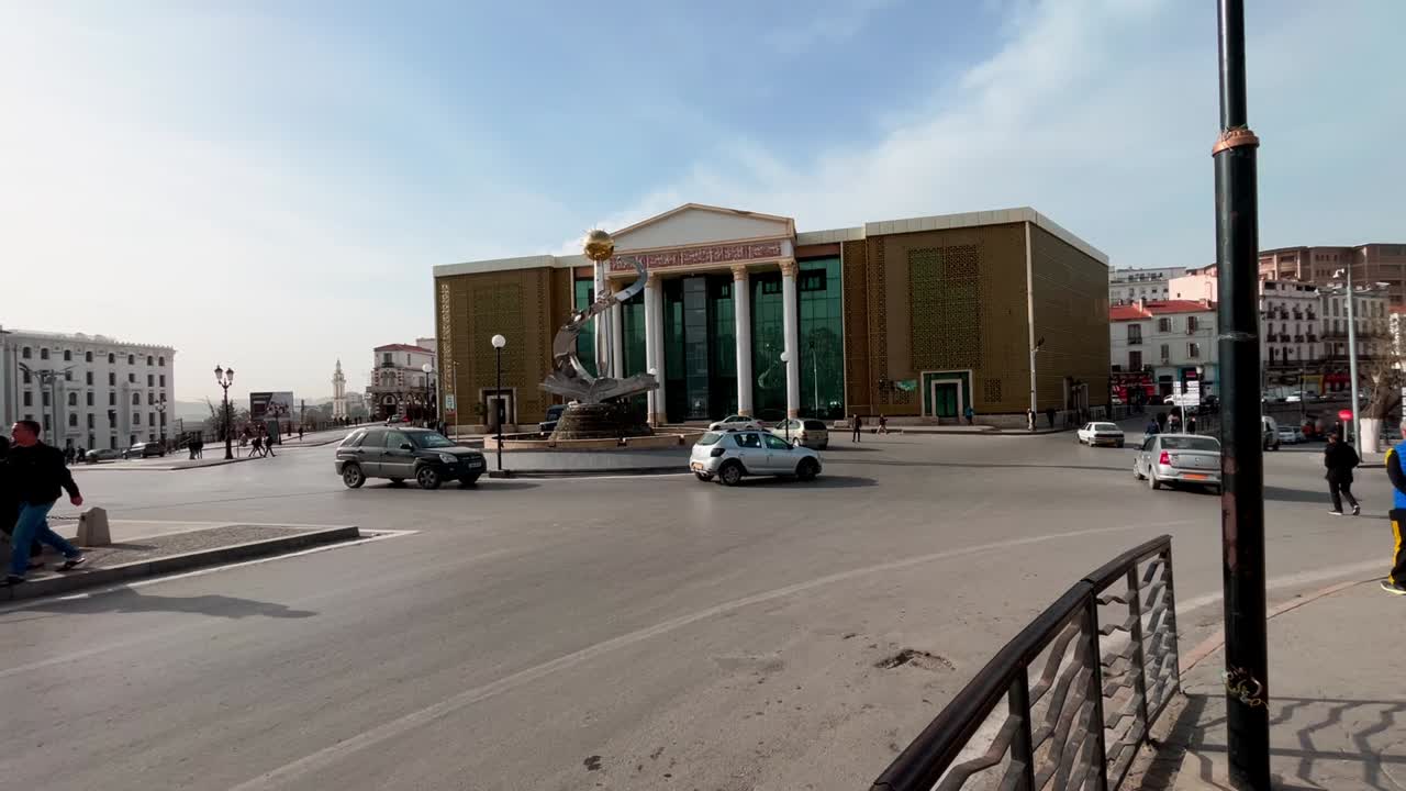 놀라운 비디오와 함께 알제리 콘스탄틴의 그림 같은 거리를 통해 경외심을 불러일으키는 여행을 떠나십시오.