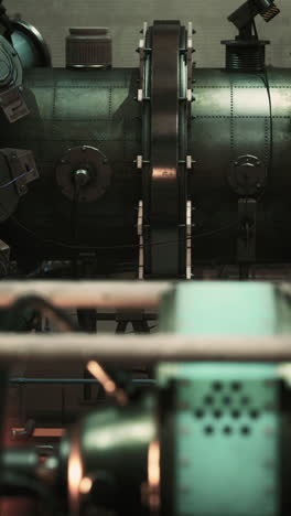 primer plano de una gran máquina industrial en un entorno de fábrica