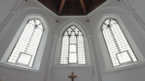 interior de una iglesia con vidrieras