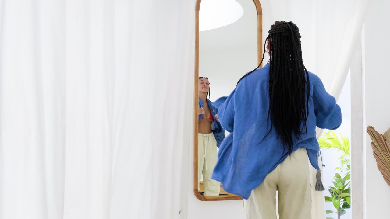 женщина в спальне