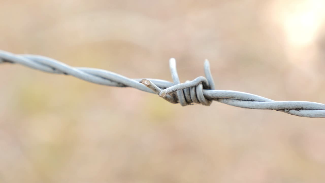 Recinzione di filo spinato in area polverosa