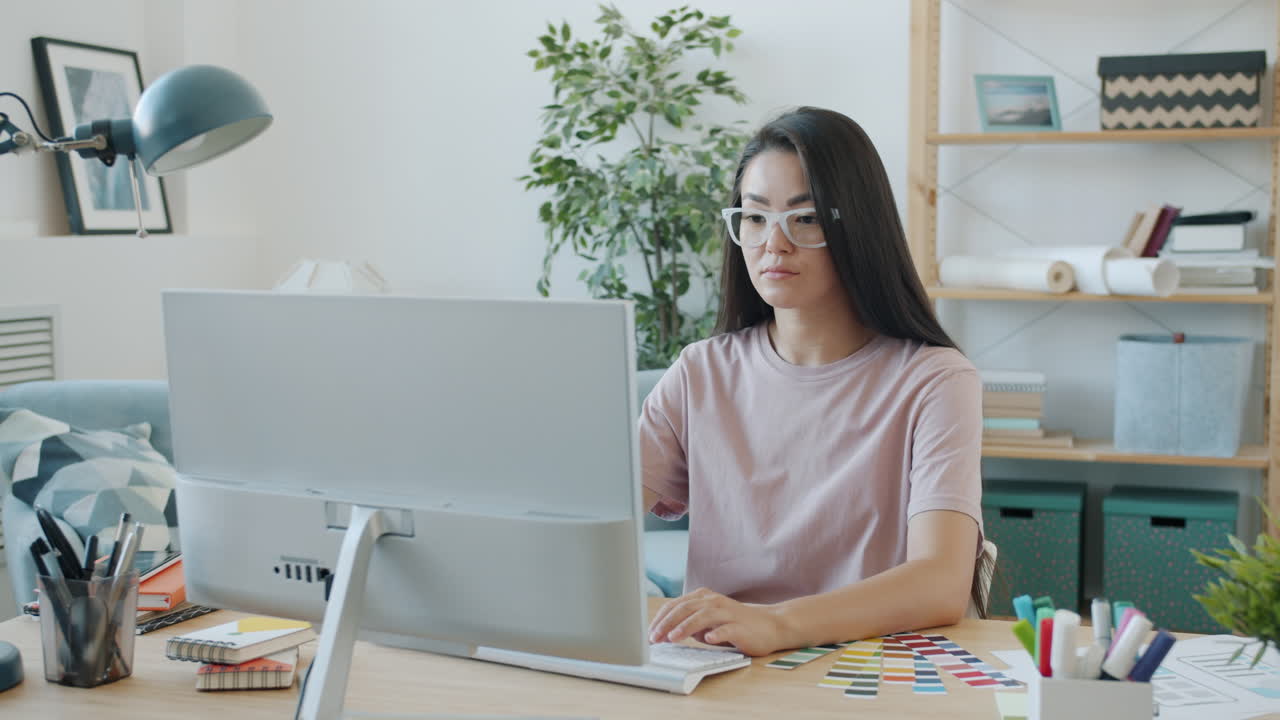 집에서 컴퓨터로 일하는 여자