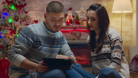 una pareja caucásica haciendo compras en línea en una tableta.