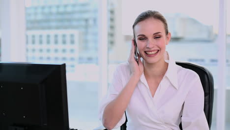 Mujer-De-Negocios-Sonriente-Teniendo-Una-Llamada-Telefónica